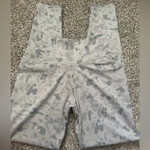 Alphalete Women's Gray Camo Leggings